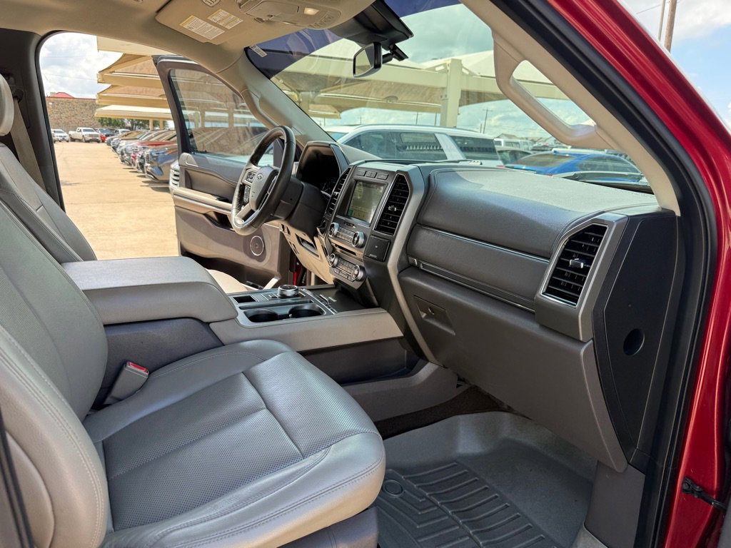 Used 2018 Ford Expedition XLT w/ Equipment Group 202A RWD image 16