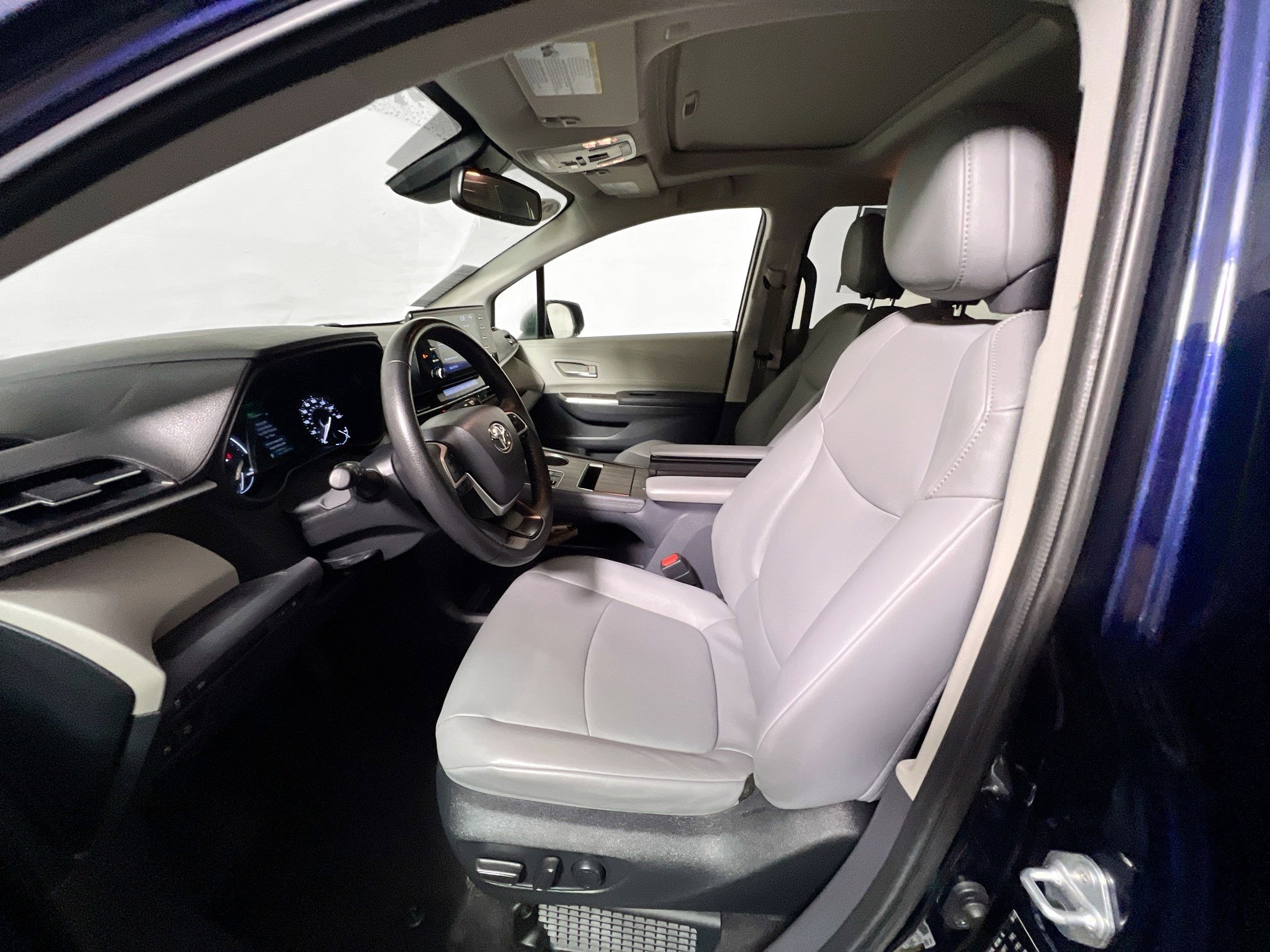 Used 2023 Toyota Sienna XLE image 14