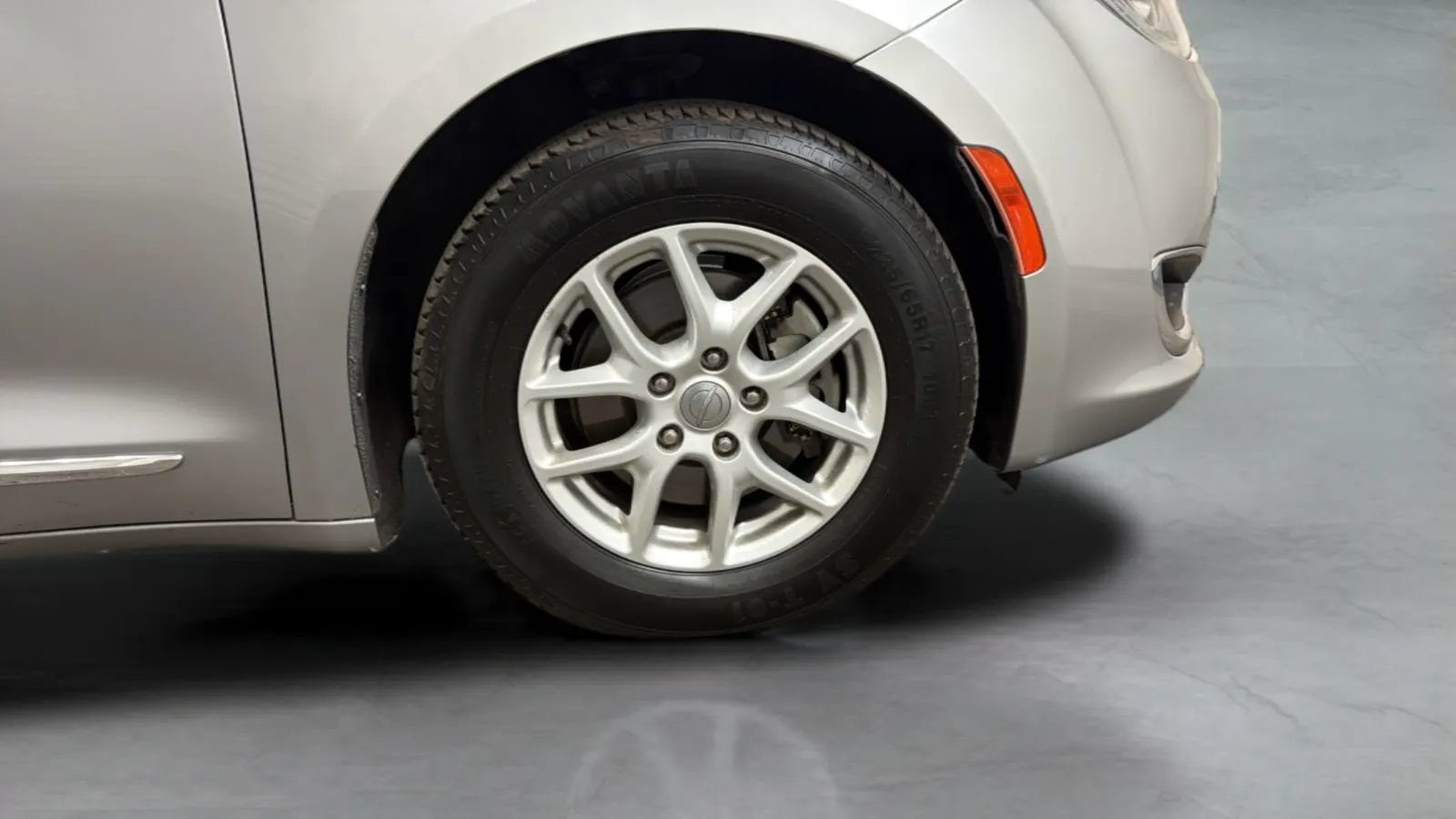 Used 2020 Chrysler Pacifica Touring-L FWD image 24
