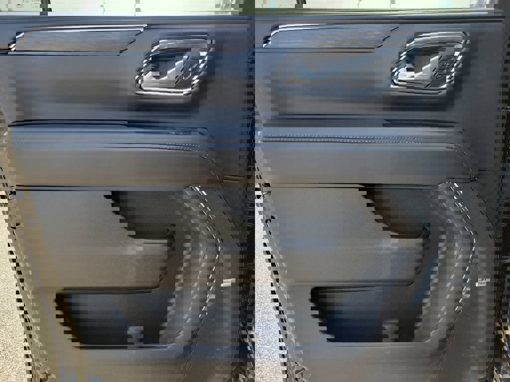 Used 2024 Chevrolet Suburban LT image 10