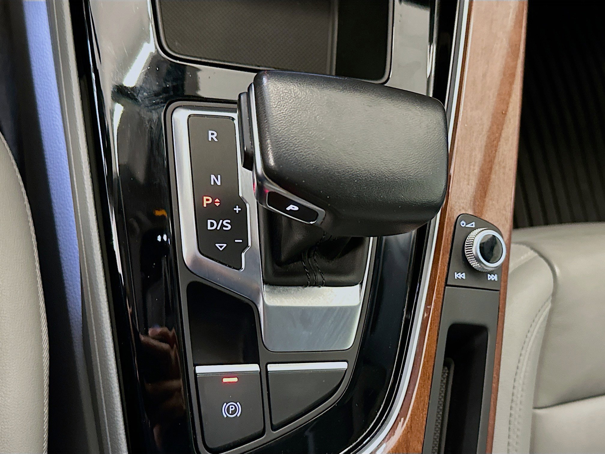 Used 2023 Audi A4 2.0T Premium w/ Convenience Package image 25