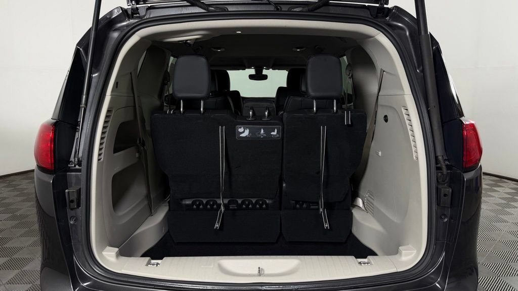 Used 2018 Chrysler Pacifica Touring-L w/ Premium Audio Group FWD image 10