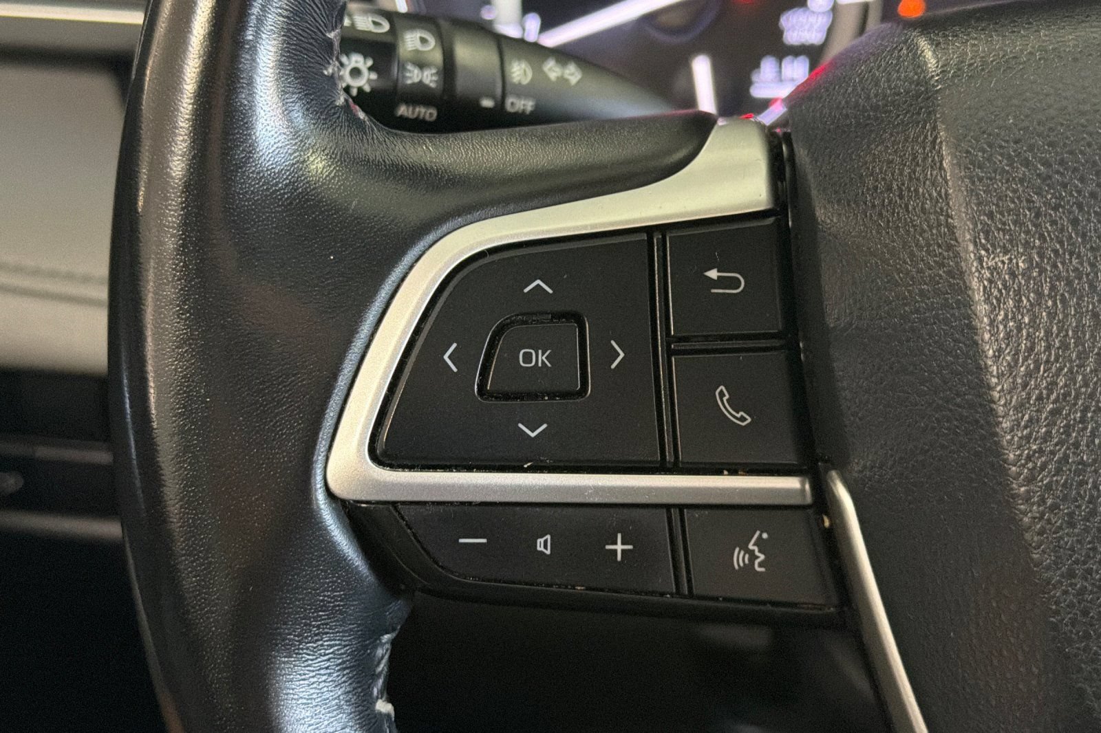 Used 2022 Toyota Highlander XLE AWD/4WD image 32