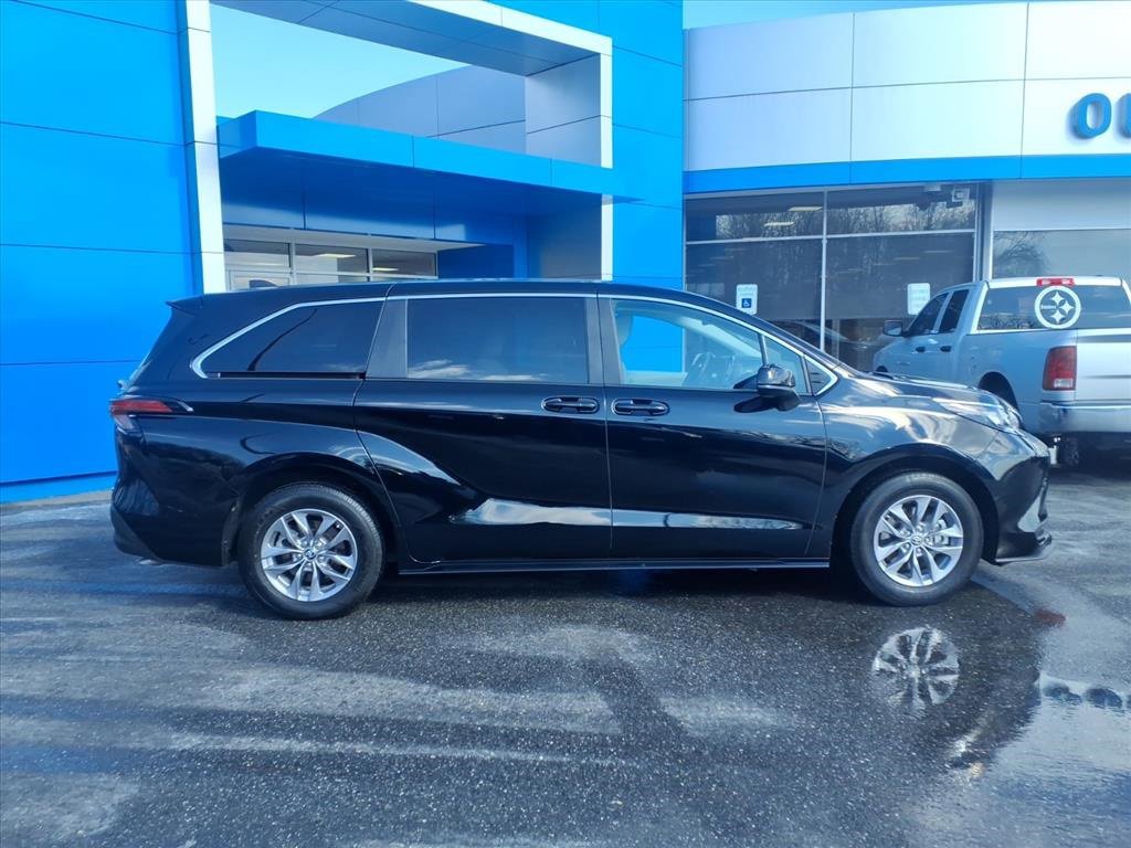 Used 2024 Toyota Sienna LE image 2