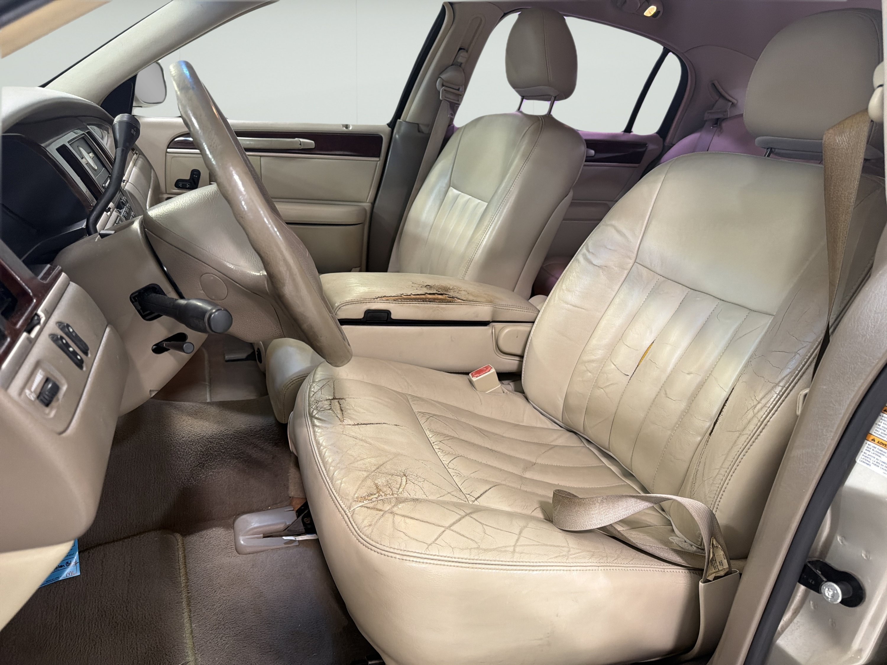Used 2004 Lincoln Town Car Signature RWD image 9