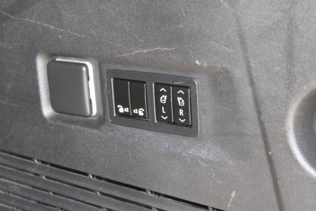 Used 2022 GMC Yukon XL Denali w/ Denali Premium Package AWD/4WD image 50