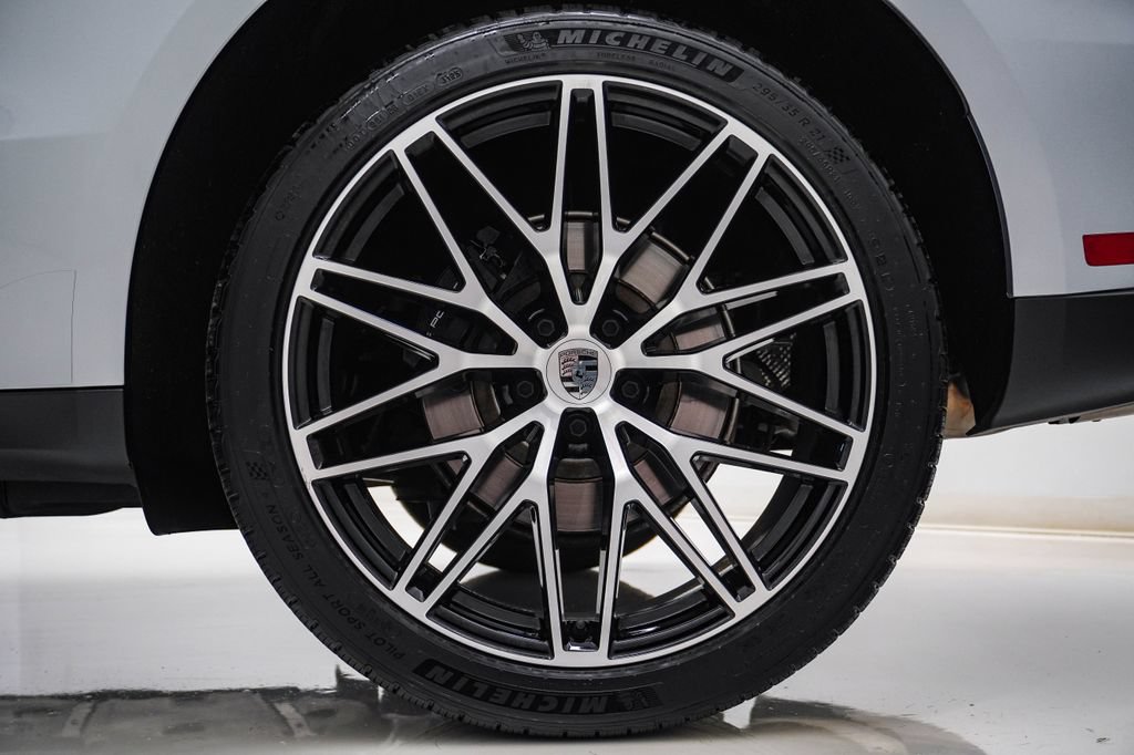 Certified 2026 Porsche Macan AWD/4WD image 10