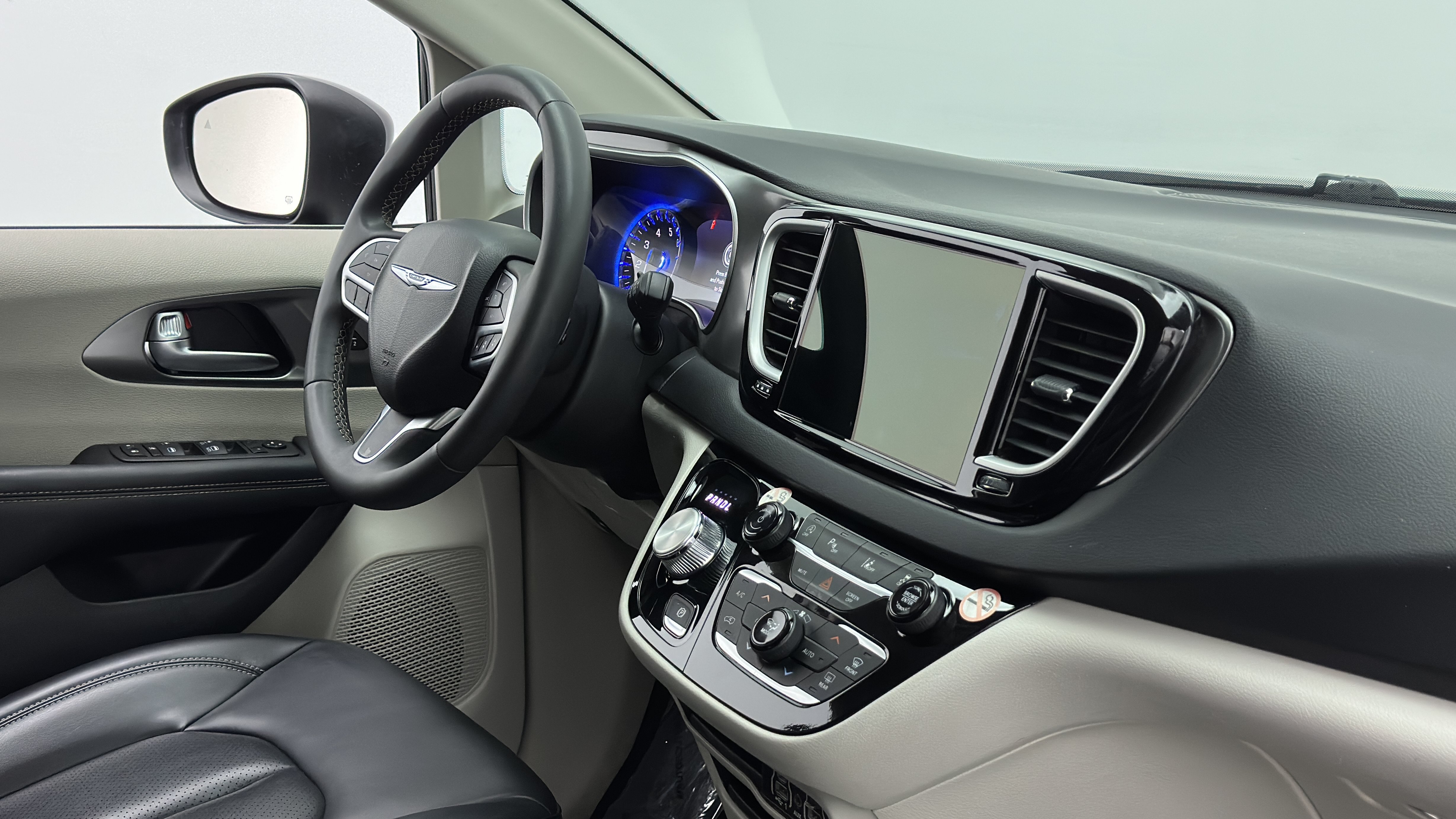 Used 2023 Chrysler Pacifica Touring-L FWD image 36