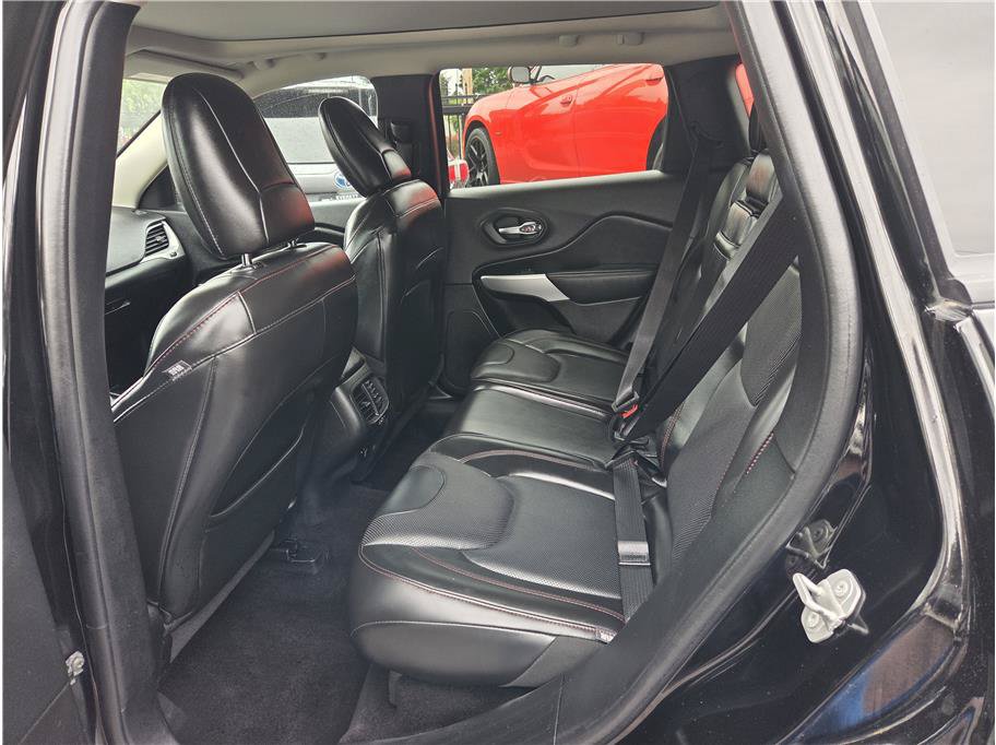 Used 2018 Jeep Cherokee Trailhawk AWD/4WD image 27