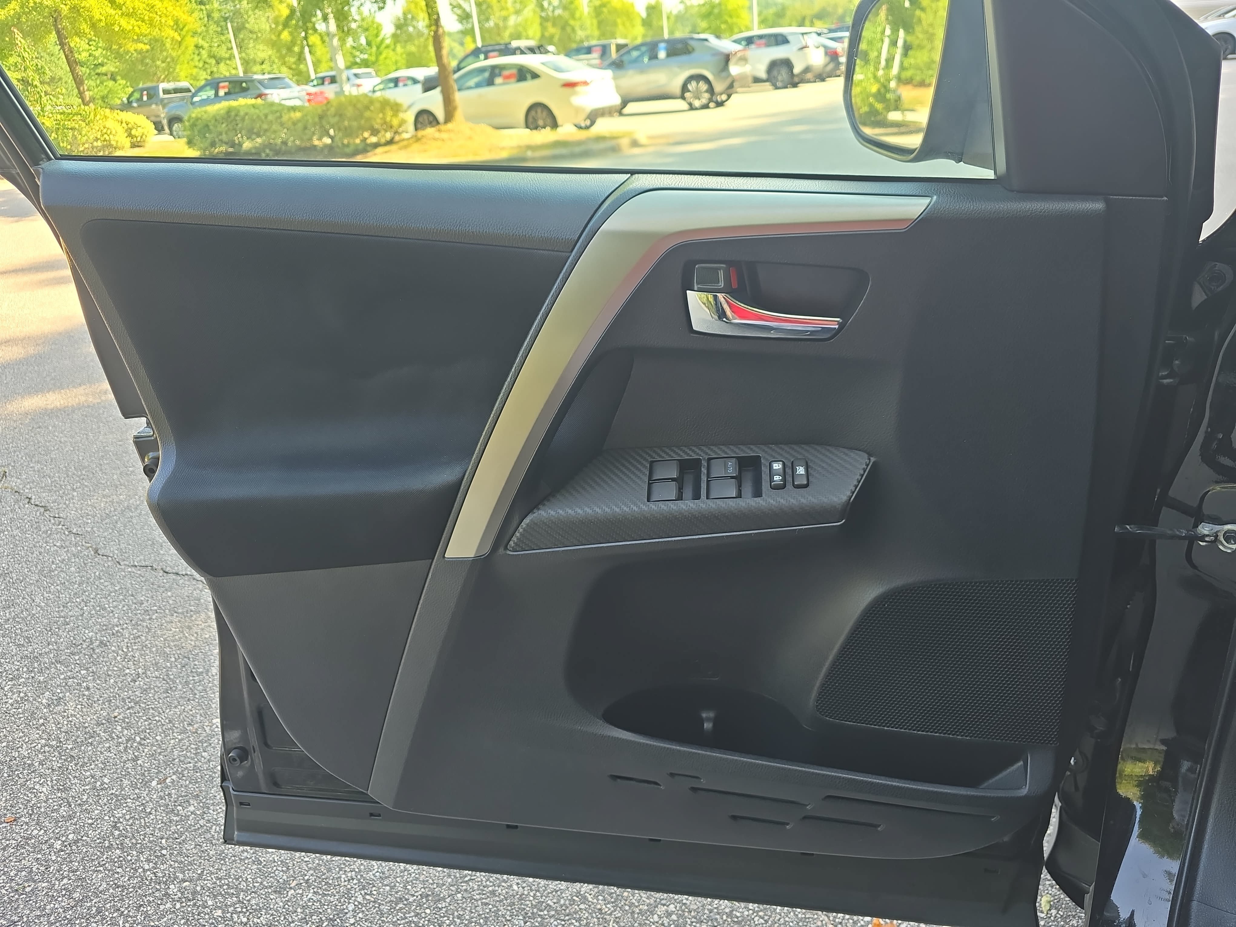 Used 2015 Toyota RAV4 XLE FWD image 24
