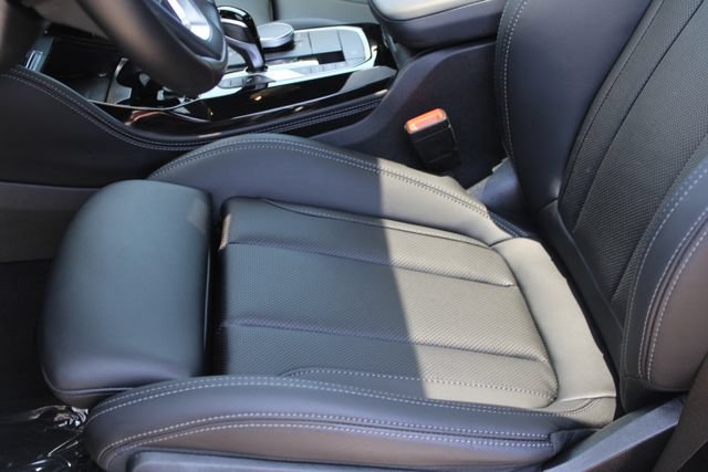 Used 2025 BMW X4 xDrive30i AWD/4WD image 36