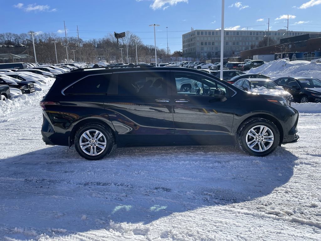 Used 2023 Toyota Sienna XLE Woodland Edition image 7