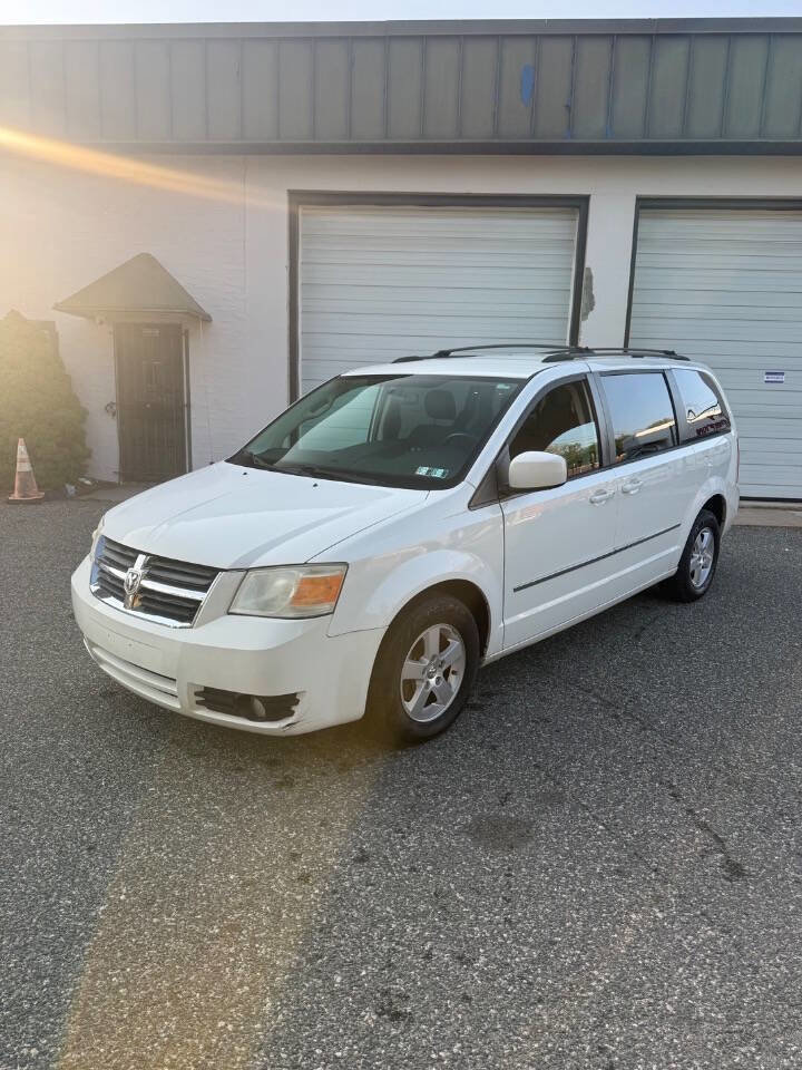 Used 2010 Dodge Grand Caravan SXT FWD image 2