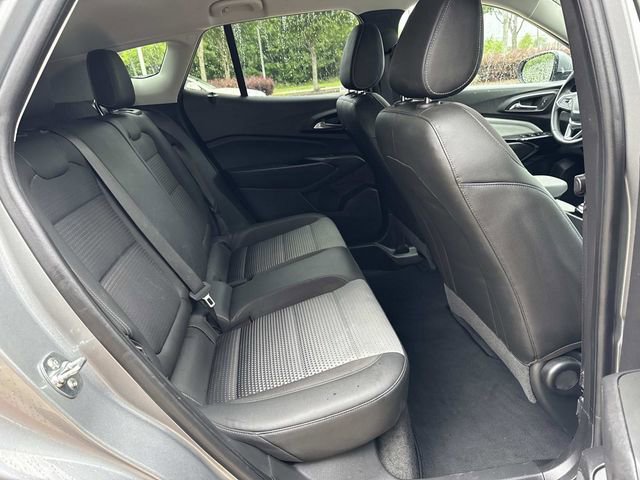 Used 2025 Chevrolet Trax LT w/ LT Convenience Package FWD image 12