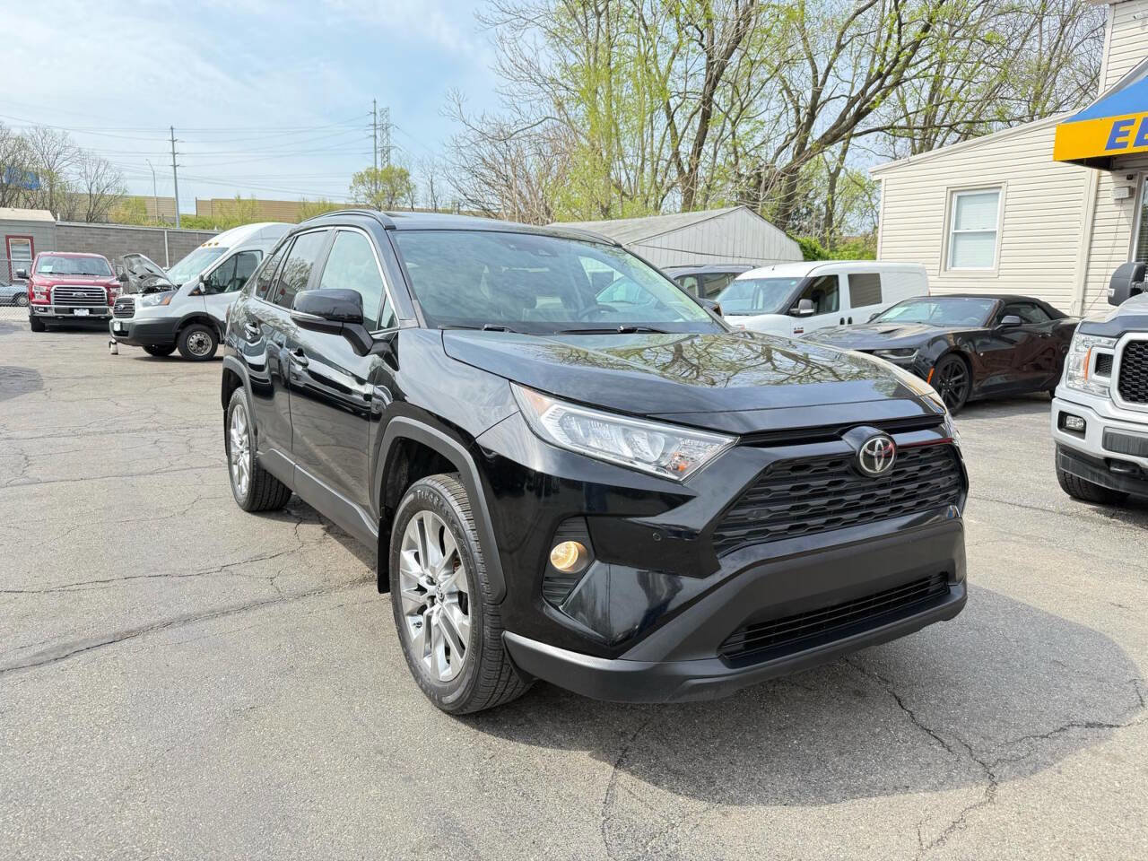 Used 2021 Toyota RAV4 XLE Premium image 2