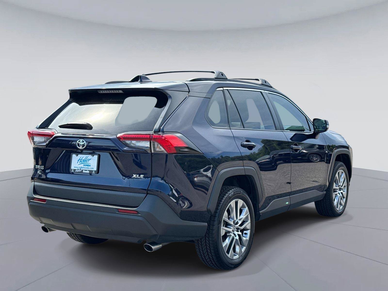 Used 2022 Toyota RAV4 XLE Premium FWD image 4