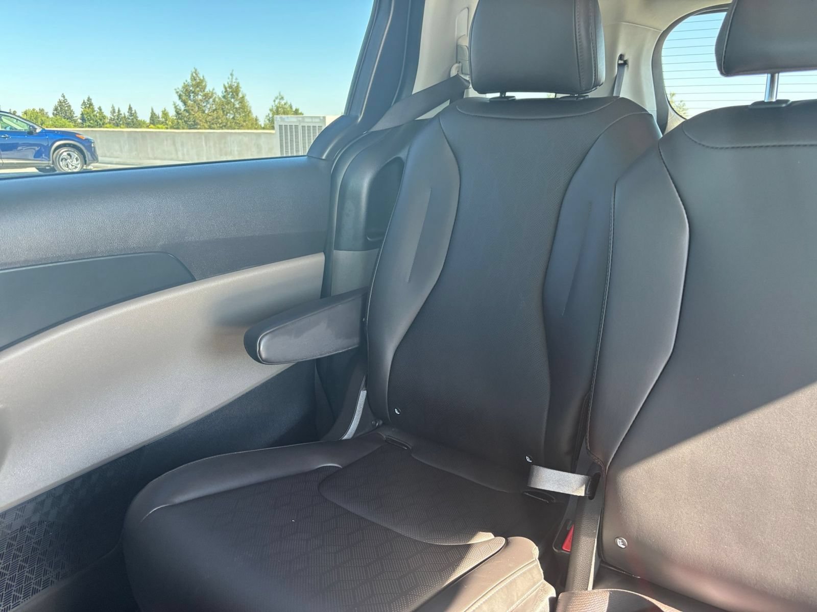 Used 2026 Kia Carnival FWD image 42