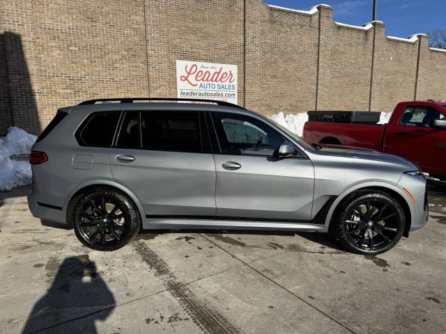 Used 2024 BMW X7 xDrive40i w/ M Sport Package image 3
