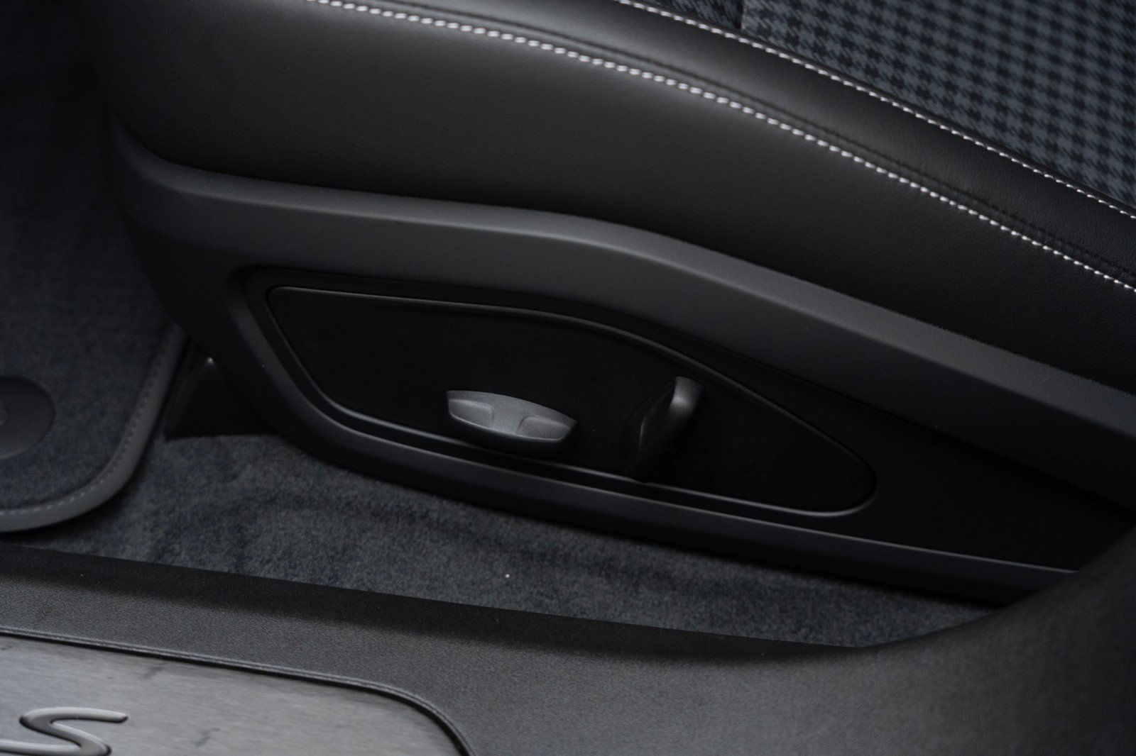 New 2025 Porsche Taycan 4S image 15