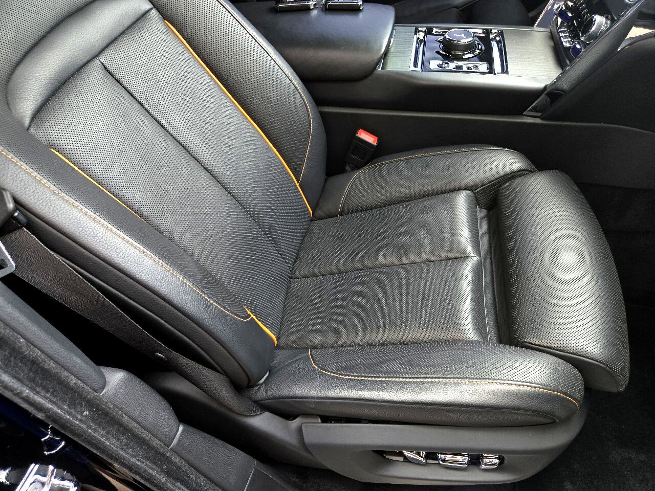 Used 2020 Rolls-Royce Cullinan Black Badge image 40