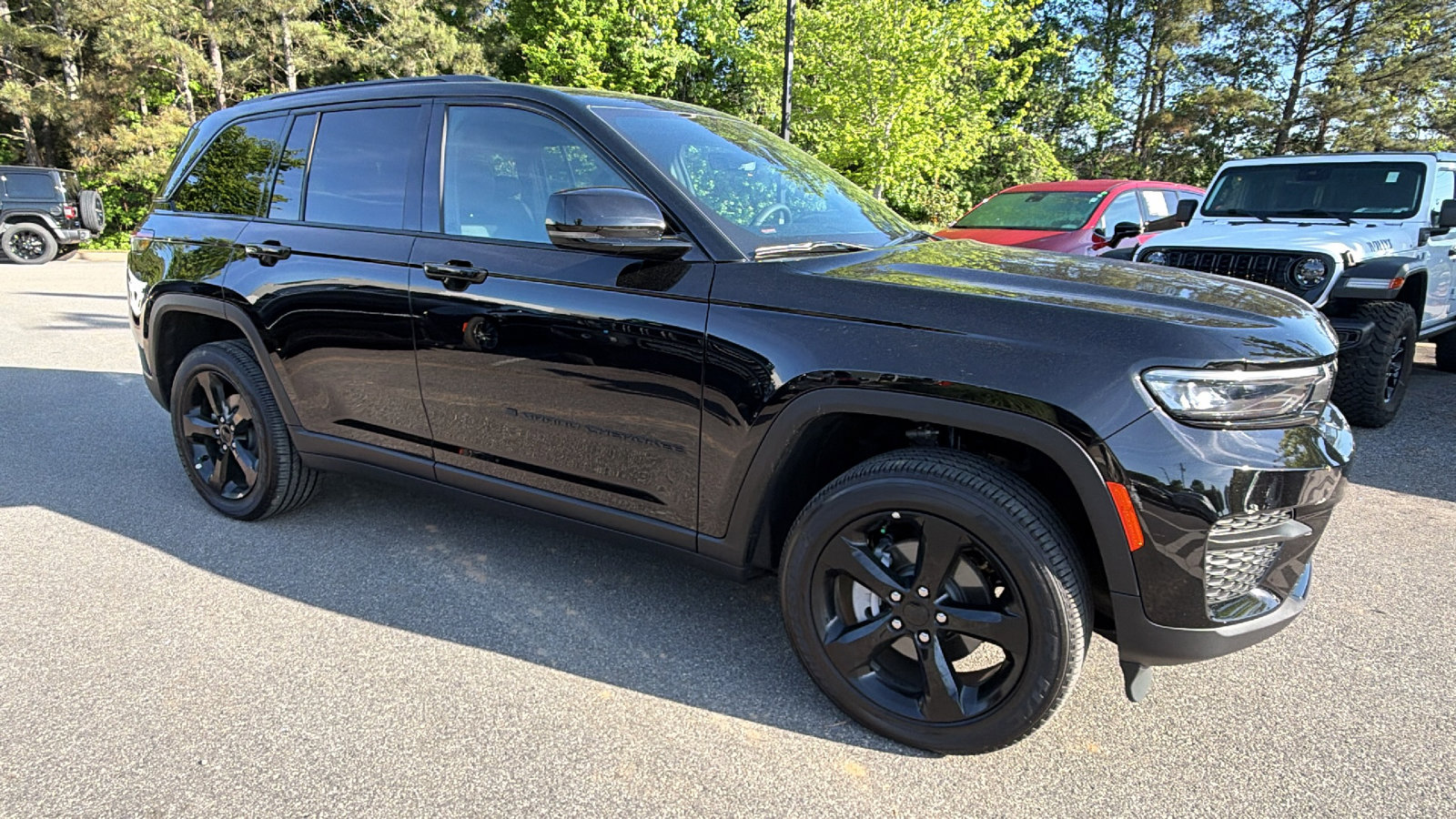 Used 2025 Jeep Grand Cherokee Altitude AWD/4WD image 5