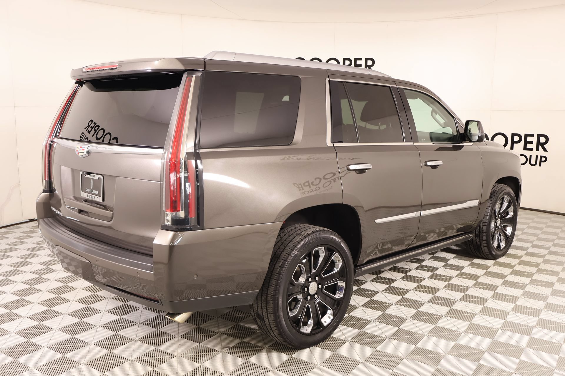 Used 2020 Cadillac Escalade Premium Luxury w/ LPO, Radiant Package AWD/4WD image 24