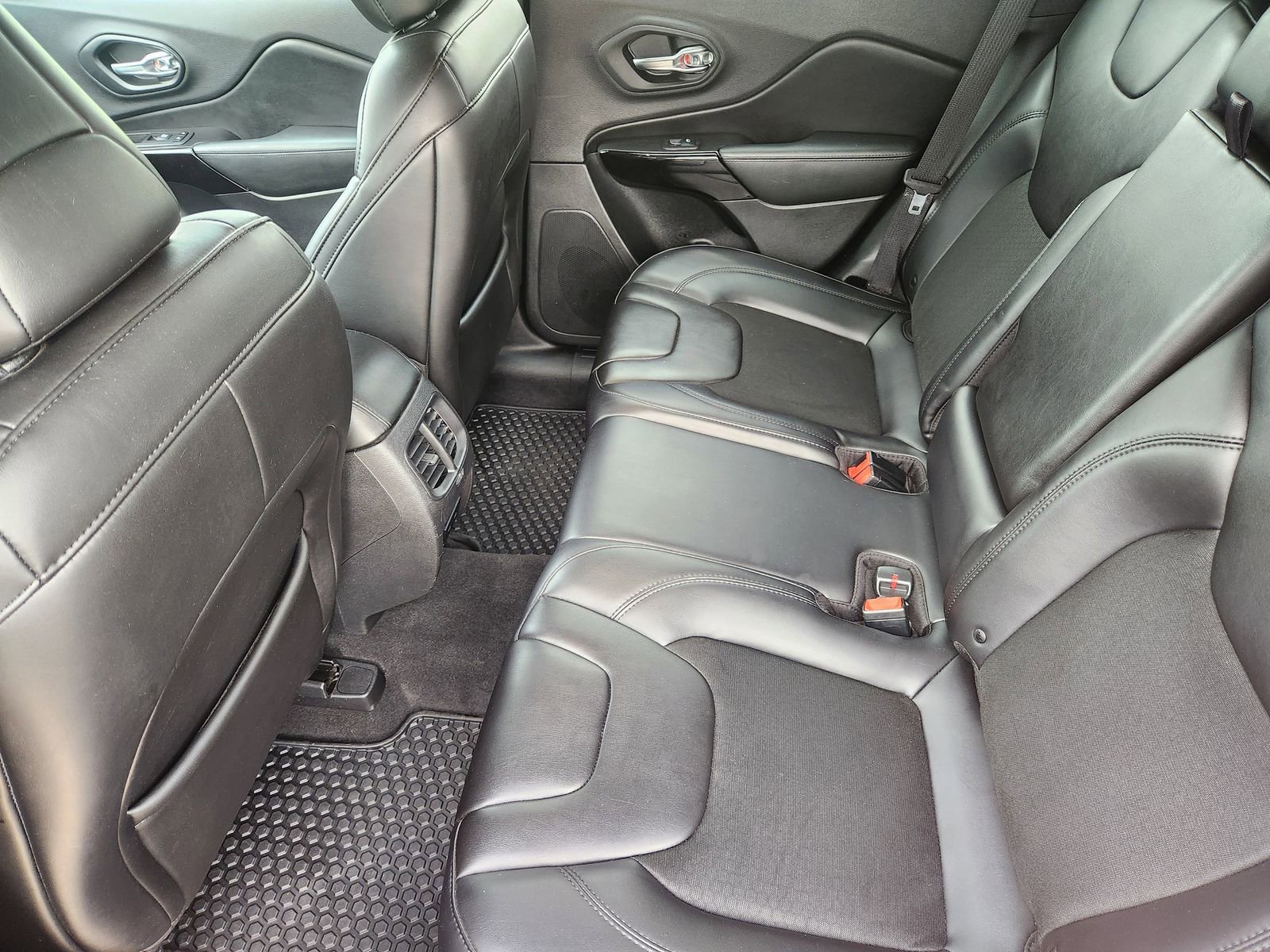Used 2019 Jeep Cherokee Latitude Plus image 33