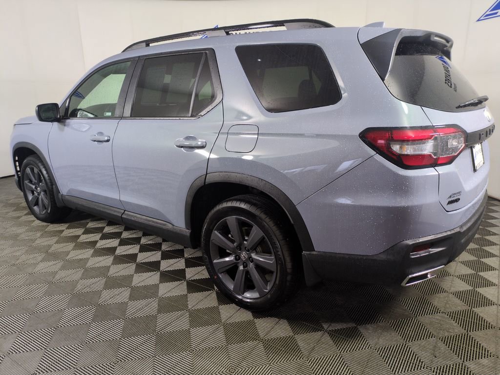 Used 2025 Honda Pilot Sport image 4