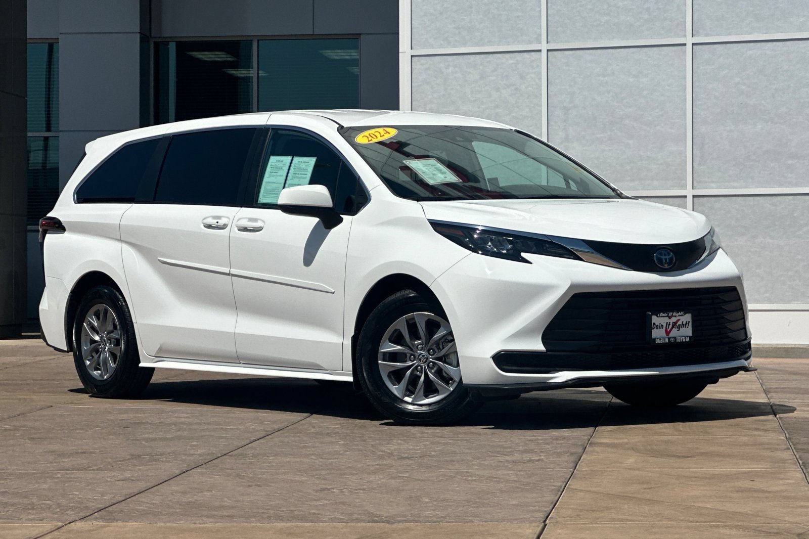 Certified 2024 Toyota Sienna LE AWD/4WD image 2