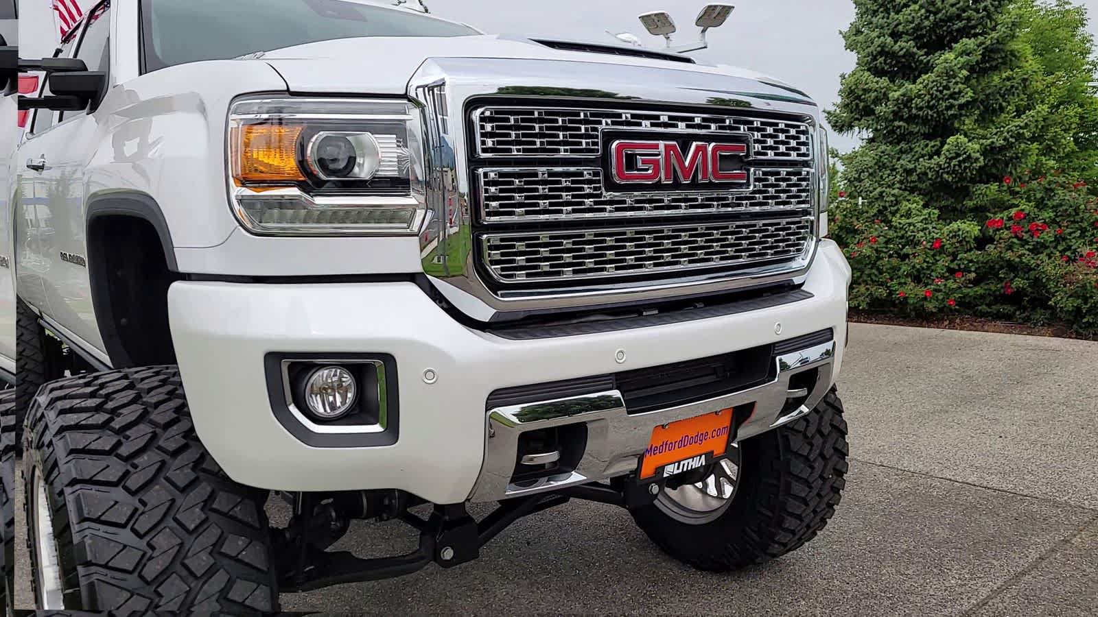 Used 2019 GMC Sierra 2500 Denali w/ Duramax Plus Package AWD/4WD image 2