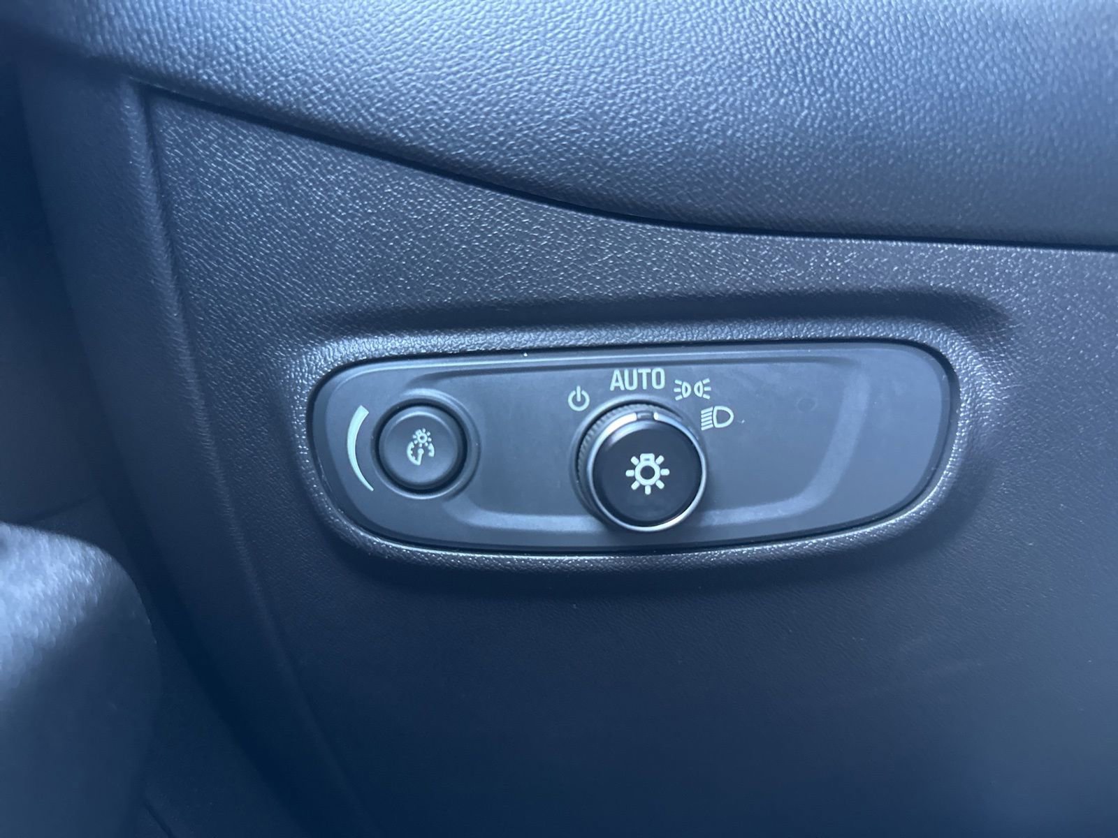 Used 2021 Chevrolet Equinox LS w/ LS Convenience Package image 34