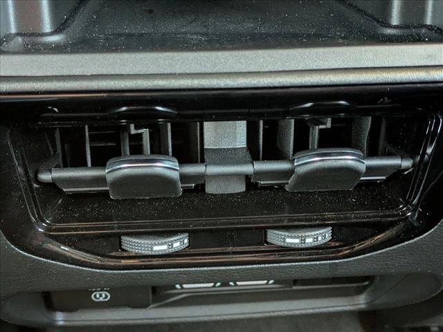 Used 2025 Jeep Grand Cherokee Limited w/ Luxury Tech Group II image 18