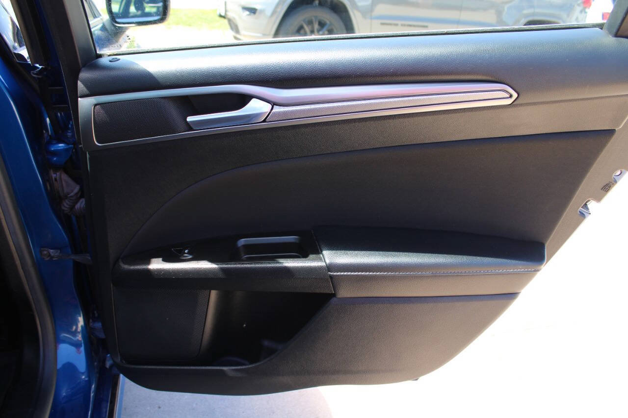 Used 2017 Ford Fusion SE w/ Fusion SE Technology Package FWD image 9