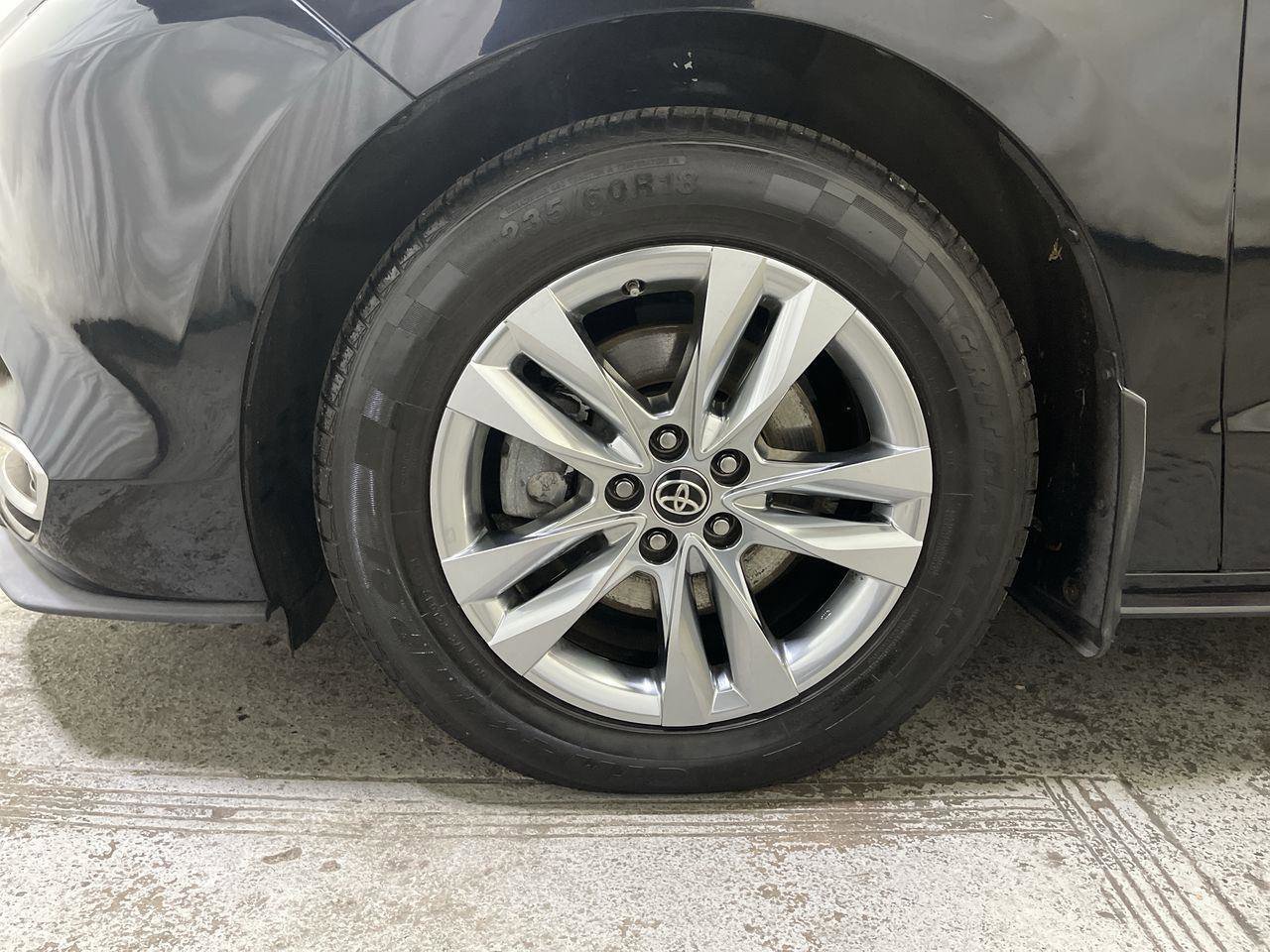 Used 2022 Toyota Sienna Limited image 10