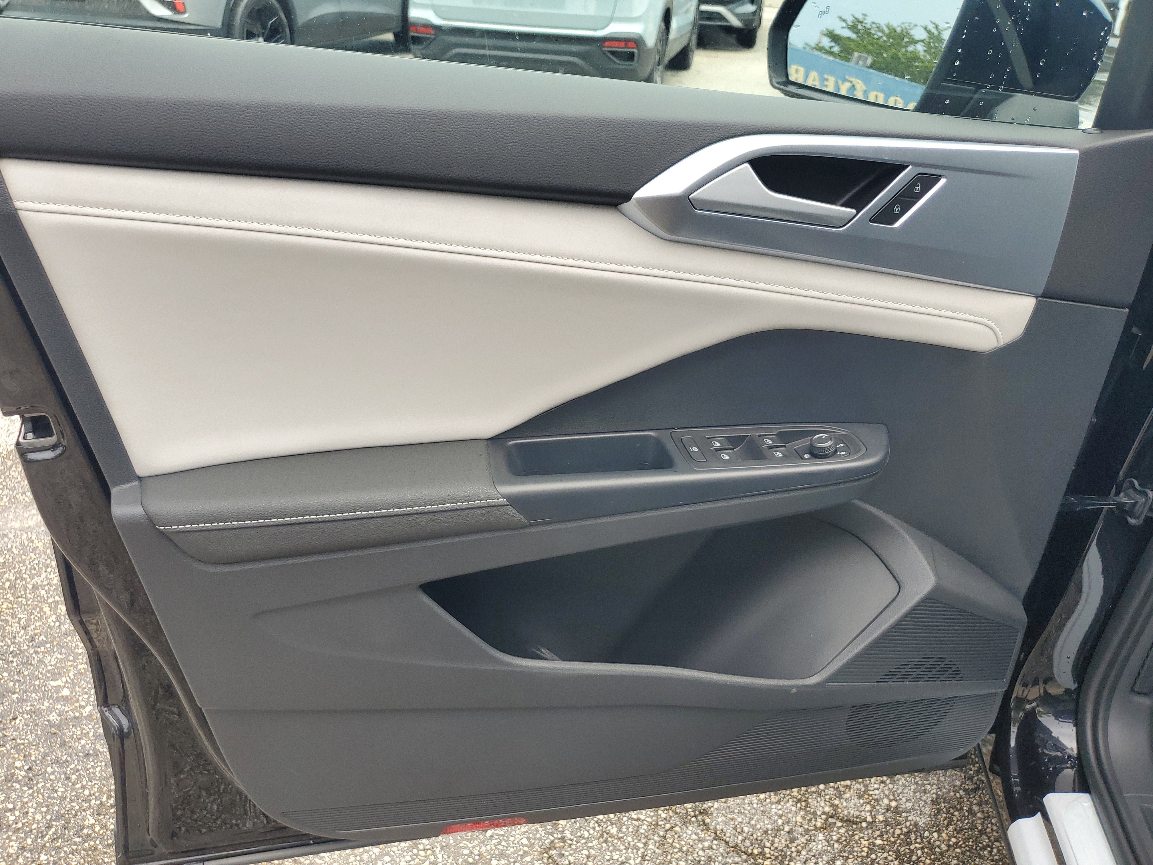 New 2025 Volkswagen Taos SE image 9