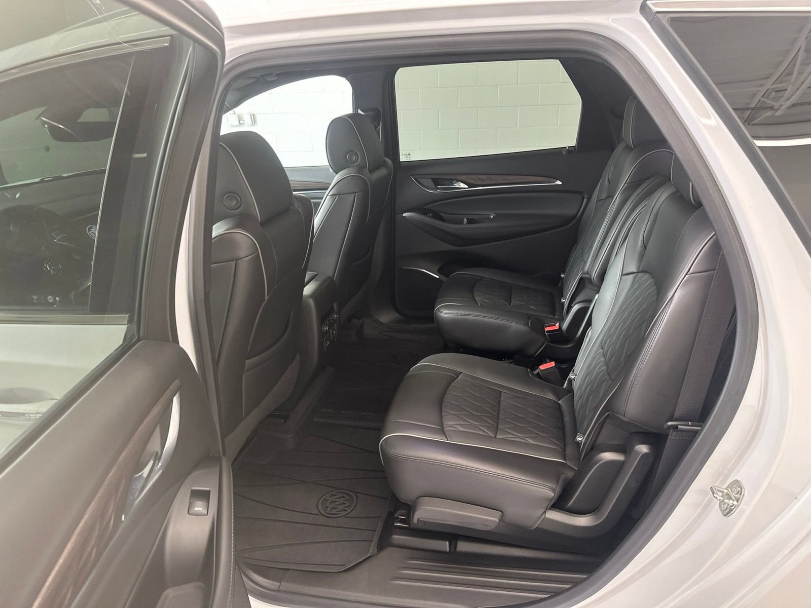 Used 2023 Buick Enclave Avenir w/ Avenir Technology Package AWD/4WD image 10