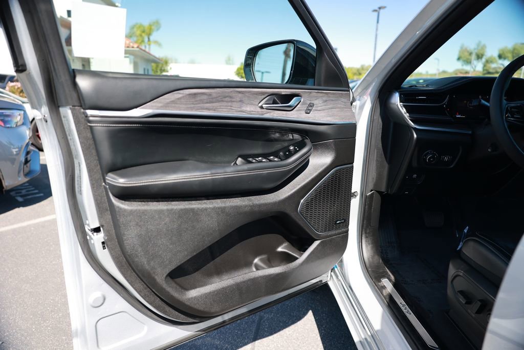 Used 2023 Jeep Grand Cherokee Overland RWD image 16