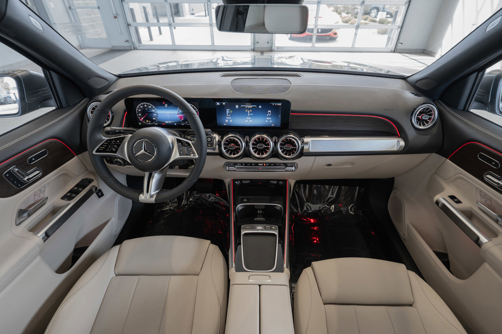 Used 2025 Mercedes-Benz GLB 250 4MATIC image 8