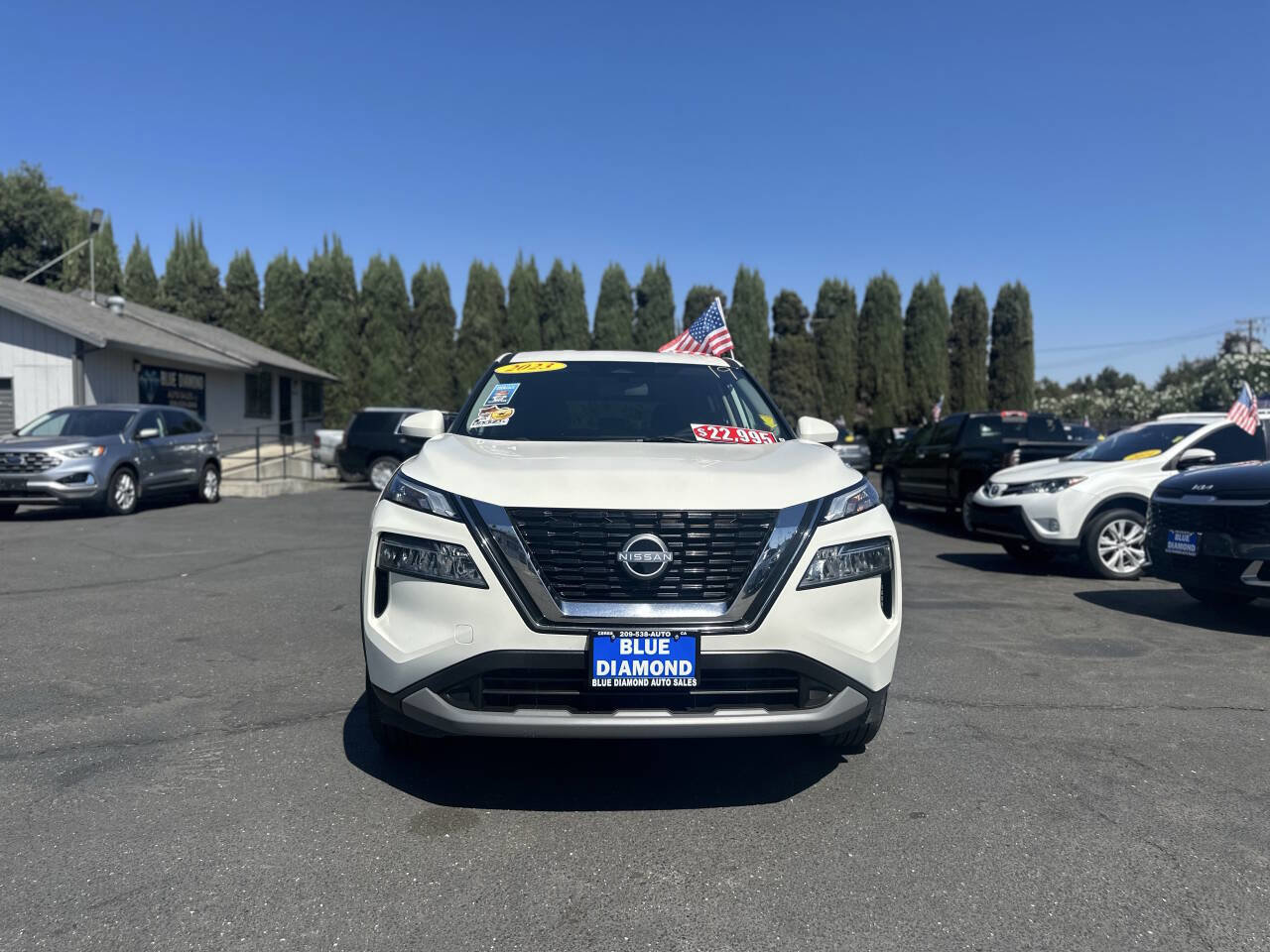 Used 2023 Nissan Rogue SV image 3
