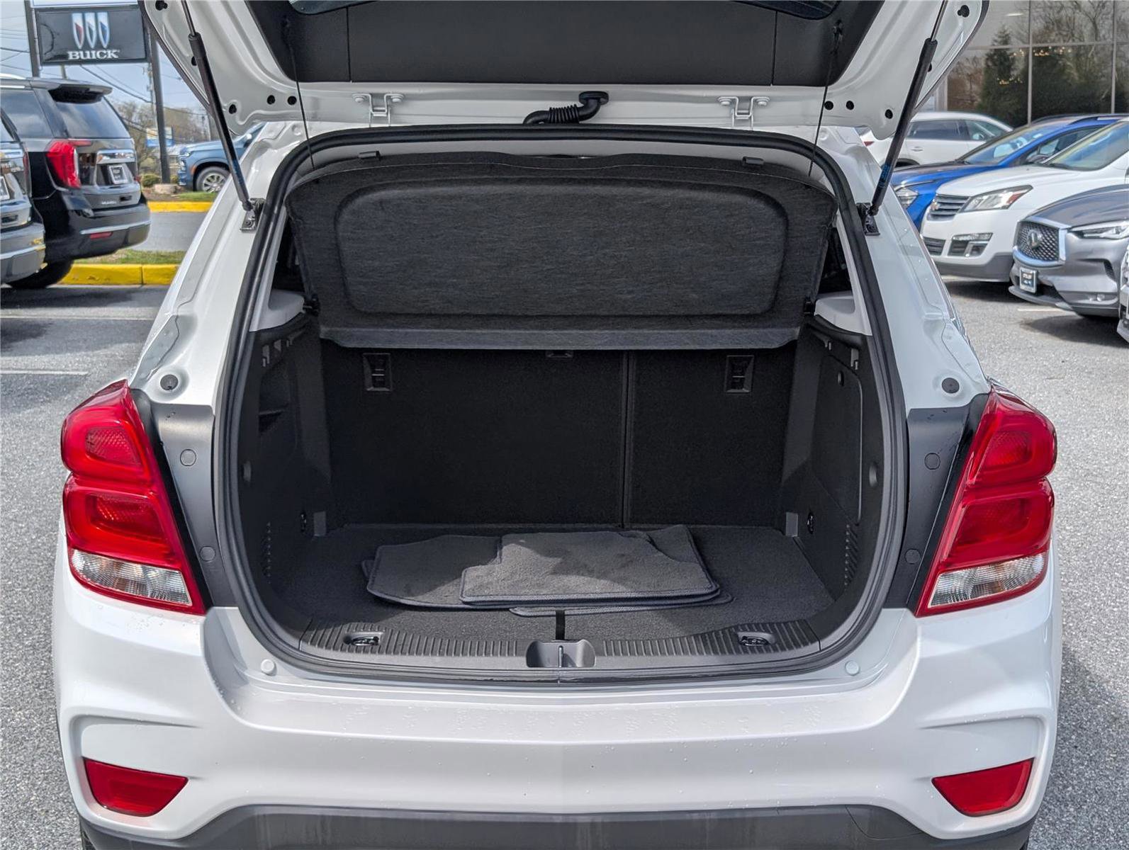 Used 2022 Chevrolet Trax LT w/ LT Convenience Package image 13