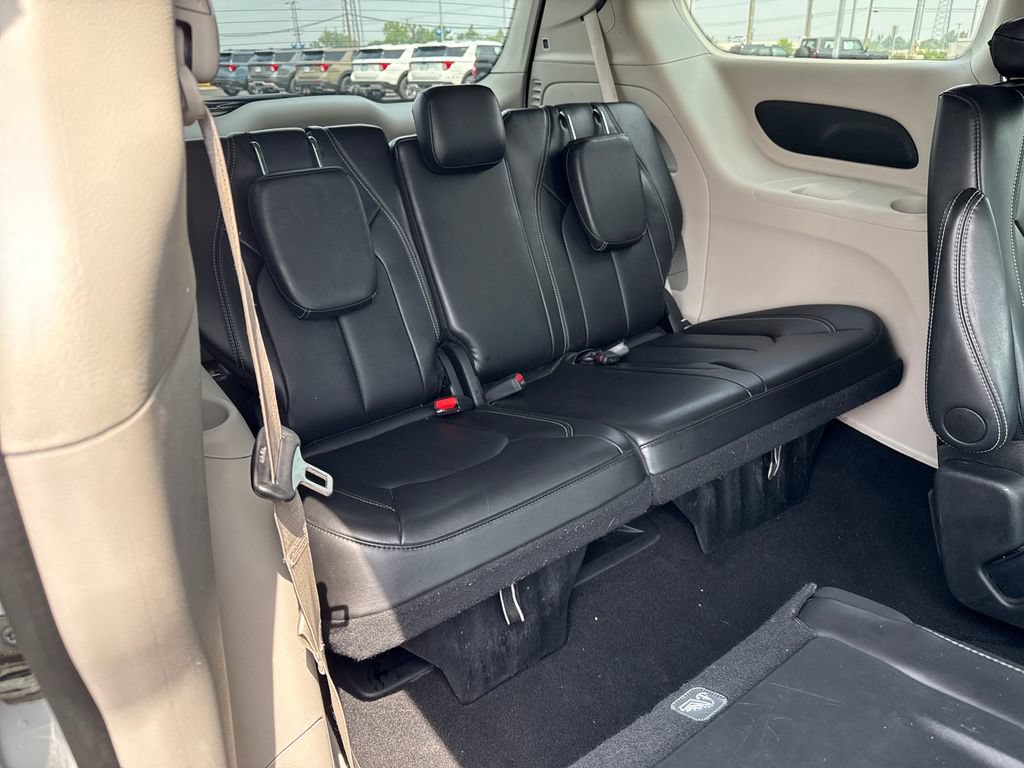 Used 2024 Chrysler Pacifica Touring-L FWD image 22