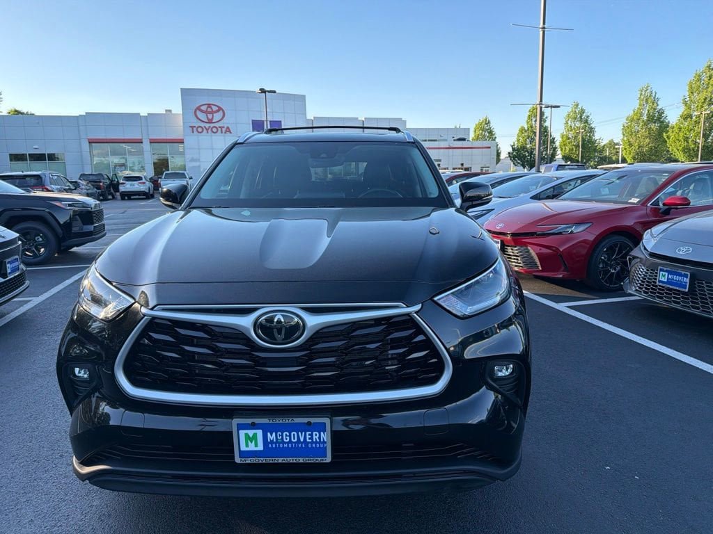 Used 2021 Toyota Highlander XLE AWD/4WD image 2