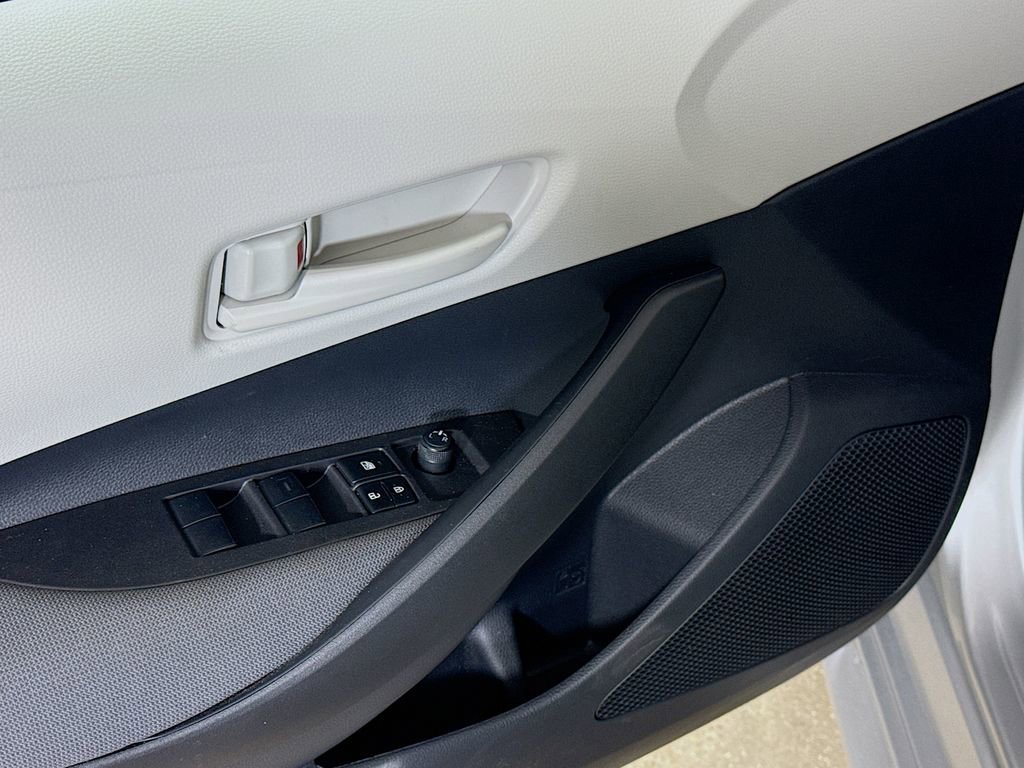 Used 2025 Toyota Corolla LE w/ Convenience Package FWD image 17