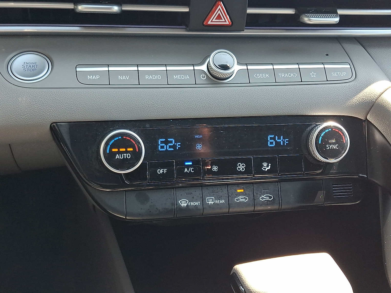 Used 2024 Hyundai Elantra SEL FWD image 15