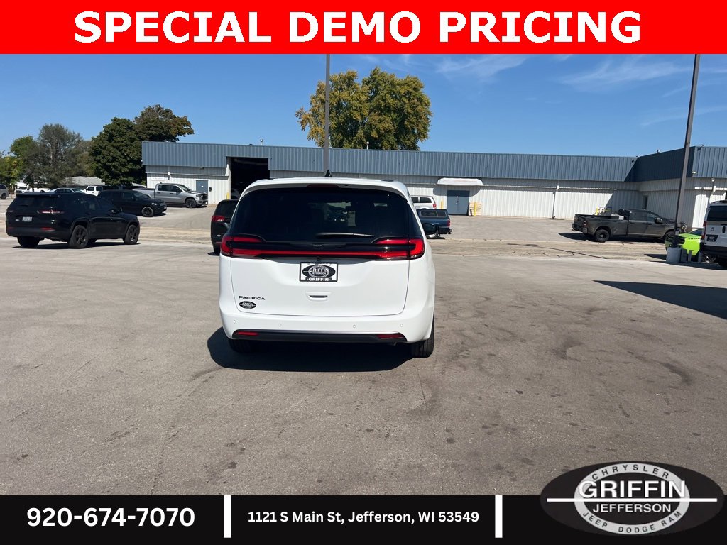 New 2026 Chrysler Pacifica Select image 15