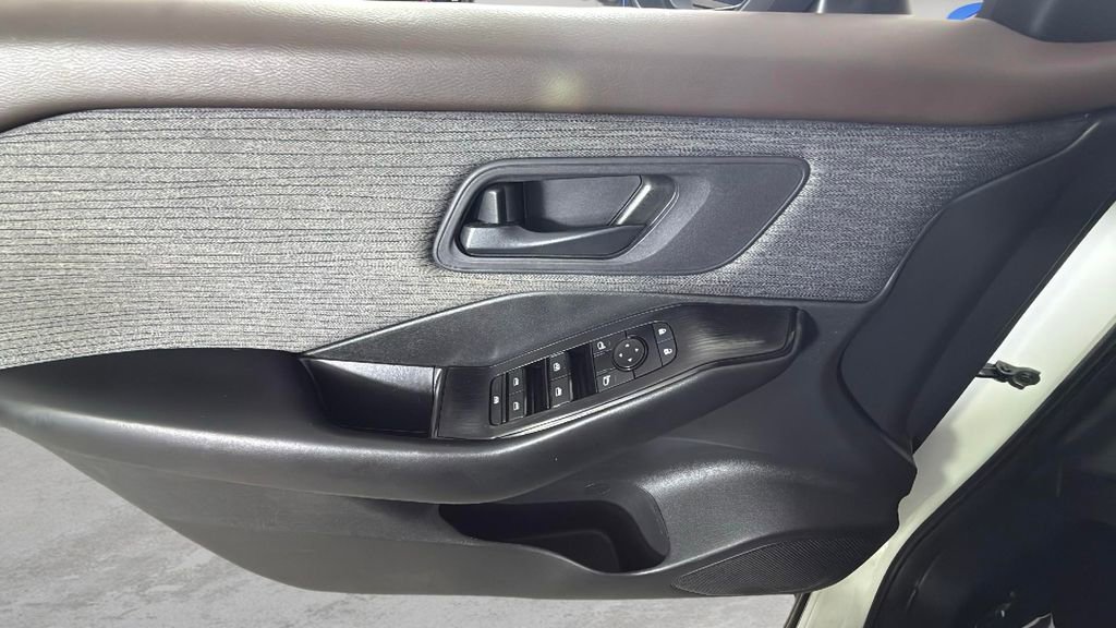 Used 2023 Nissan Rogue S image 25