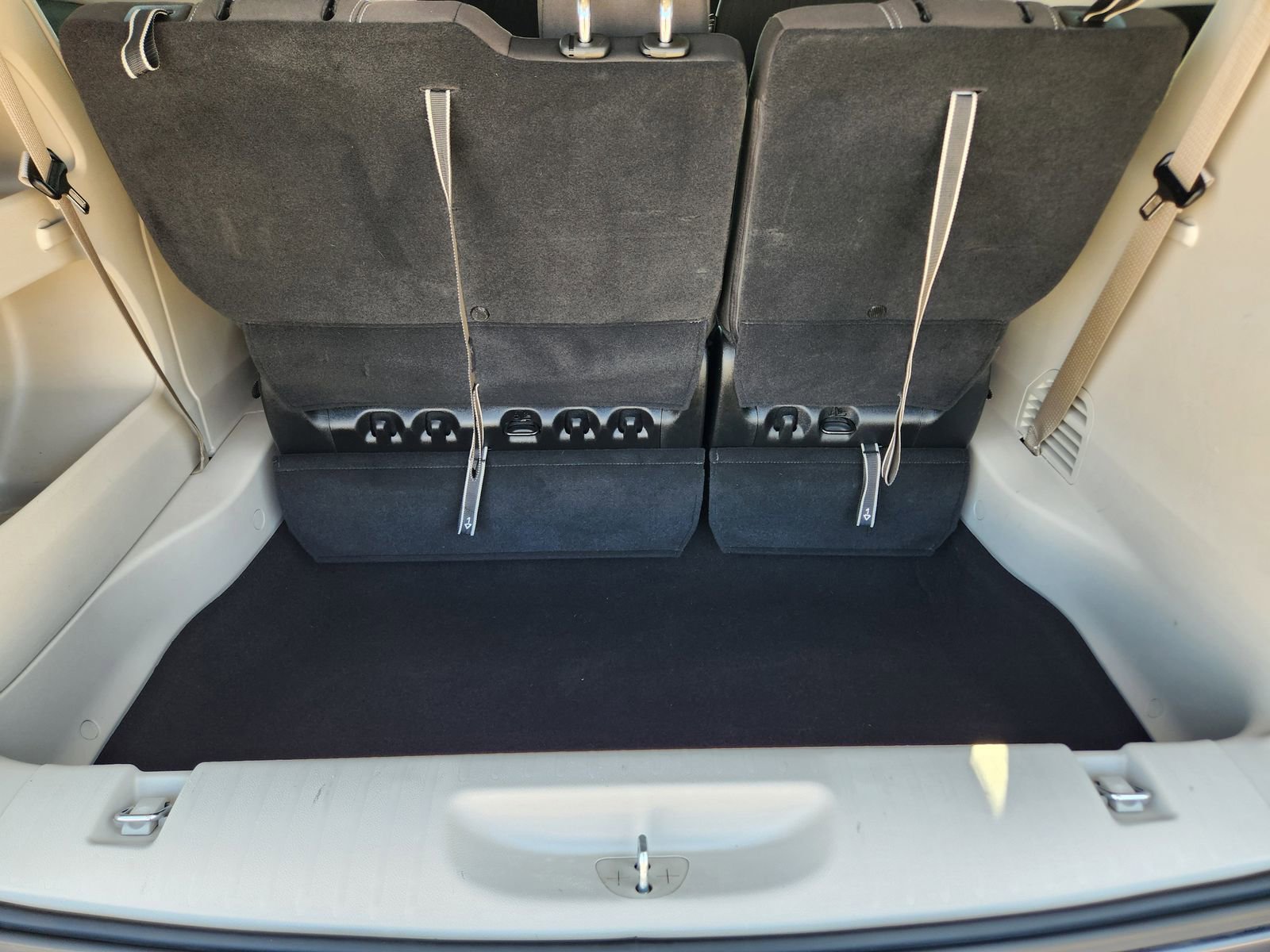 Used 2023 Chrysler Voyager LX image 36