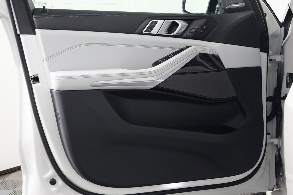 Used 2026 BMW X5 xDrive40i w/ M Sport Package image 12