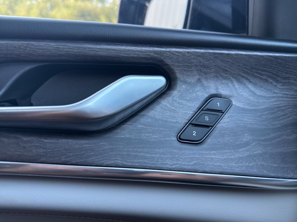 Used 2022 Jeep Grand Cherokee Overland RWD image 23