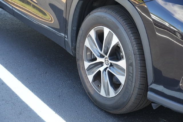 Used 2021 Toyota Highlander XLE FWD image 2